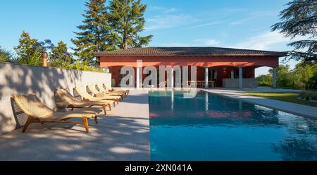 Piscina e casa in una proprietà privata nel mezzo della natura. Foto Stock