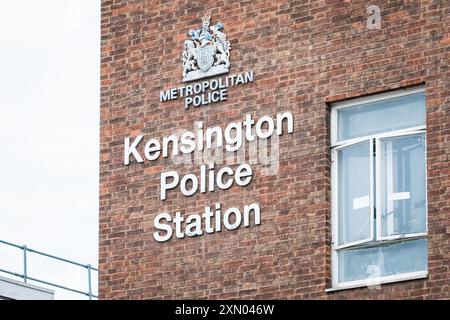 Londra, Regno Unito - 24 luglio 2024: Stazione della polizia metropolitana di Kensington a Londra. Foto Stock