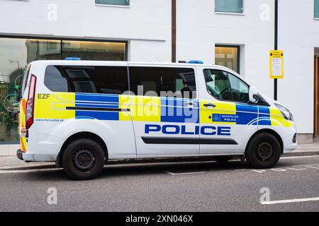 Londra, Regno Unito - 24 luglio 2024: Auto della polizia metropolitana del Regno Unito su una strada della città di Londra. Foto Stock