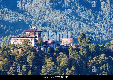 Jakar Dzong o Jakar Yugyal Dzong su una cresta sopra la città di Jakar nella valle di Chamkhar di Bumthang, nel Bhutan centrale. Foto Stock