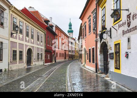 Vista di New Street, una delle strade più antiche di Sopron, sullo sfondo si erge la Torre del fuoco, simbolo della città di Sopron, in Ungheria Foto Stock