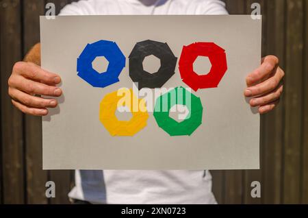 l'uomo tiene in mano lo striscione con il logo anelli olimpici . Foto di alta qualità Foto Stock