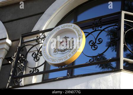 KIEV, UCRAINA - 29 LUGLIO 2024 - lo stemma georgiano è visto nell'edificio dell'ambasciata a Kiev, capitale dell'Ucraina Foto Stock