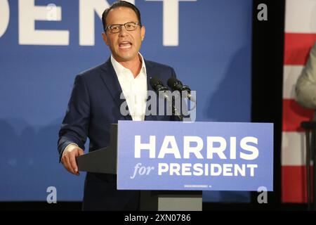 29 luglio 2024: I governatori Josh Shapiro e Gretchen Whitmer fotografati durante un evento della campagna Harris for President alla Wissahickon High School di Ambler, Pa 7-29-2024 Credit: Star Shooter/MediaPunch Foto Stock