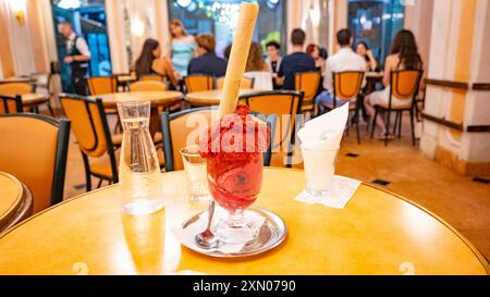 Roma, Lazio, Italia, gelato in tavola a Giolitti, solo editoriale. Foto Stock