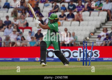 Leeds, 30 luglio 2024. Naomi Dattani, che combatte per le donne coraggiose del Sud, è stata lanciata dalle donne dei Northern Supercharger in The Hundred a Headingley. Crediti: Colin Edwards/Alamy Live News Foto Stock