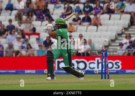 Leeds, 30 luglio 2024. Naomi Dattani, che combatte per le donne coraggiose del Sud, è stata lanciata dalle donne dei Northern Supercharger in The Hundred a Headingley. Crediti: Colin Edwards/Alamy Live News Foto Stock