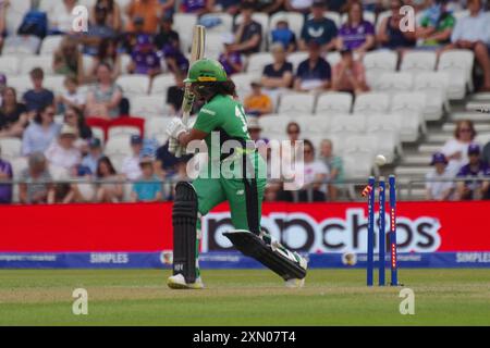 Leeds, 30 luglio 2024. Naomi Dattani, che combatte per le donne coraggiose del Sud, è stata lanciata dalle donne dei Northern Supercharger in The Hundred a Headingley. Crediti: Colin Edwards/Alamy Live News Foto Stock