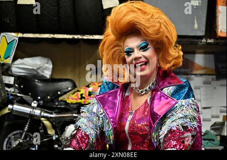 Edimburgo, Scozia, Regno Unito. 30 luglio 2024. Edinburgh Fringe: La regina regnante della Drag Race UK di RuPaul, l'amatissima performer di potenza Ginger Johnson, si scambia la corona con un casco da crash mentre porta il suo nuovissimo show di drag and comedy Ginger Johnson esplode! All'Edinburgh Fringe 2024. Ginger Johnson esplode! Spettacolo al Pleasance Courtyard Venue 33 dal 31 luglio. Crediti: Craig Brown/Alamy Live News Foto Stock