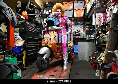 Edimburgo, Scozia, Regno Unito. 30 luglio 2024. Edinburgh Fringe: La regina regnante della Drag Race UK di RuPaul, l'amatissima performer di potenza Ginger Johnson, si scambia la corona con un casco da crash mentre porta il suo nuovissimo show di drag and comedy Ginger Johnson esplode! All'Edinburgh Fringe 2024. Ginger Johnson esplode! Spettacolo al Pleasance Courtyard Venue 33 dal 31 luglio. Crediti: Craig Brown/Alamy Live News Foto Stock