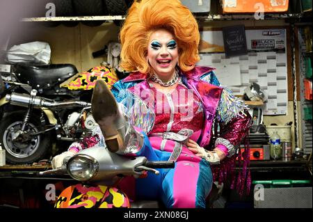 Edimburgo, Scozia, Regno Unito. 30 luglio 2024. Edinburgh Fringe: La regina regnante della Drag Race UK di RuPaul, l'amatissima performer di potenza Ginger Johnson, si scambia la corona con un casco da crash mentre porta il suo nuovissimo show di drag and comedy Ginger Johnson esplode! All'Edinburgh Fringe 2024. Ginger Johnson esplode! Spettacolo al Pleasance Courtyard Venue 33 dal 31 luglio. Crediti: Craig Brown/Alamy Live News Foto Stock