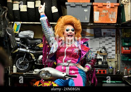 Edimburgo, Scozia, Regno Unito. 30 luglio 2024. Edinburgh Fringe: La regina regnante della Drag Race UK di RuPaul, l'amatissima performer di potenza Ginger Johnson, si scambia la corona con un casco da crash mentre porta il suo nuovissimo show di drag and comedy Ginger Johnson esplode! All'Edinburgh Fringe 2024. Ginger Johnson esplode! Spettacolo al Pleasance Courtyard Venue 33 dal 31 luglio. Crediti: Craig Brown/Alamy Live News Foto Stock