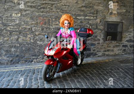 Edimburgo, Scozia, Regno Unito. 30 luglio 2024. Edinburgh Fringe: La regina regnante della Drag Race UK di RuPaul, l'amatissima performer di potenza Ginger Johnson, si scambia la corona con un casco da crash mentre porta il suo nuovissimo show di drag and comedy Ginger Johnson esplode! All'Edinburgh Fringe 2024. Ginger Johnson esplode! Spettacolo al Pleasance Courtyard Venue 33 dal 31 luglio. Crediti: Craig Brown/Alamy Live News Foto Stock