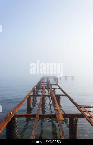 Vista sul mare di Foggy e molo sul mare, aspetto e atmosfera mistica Foto Stock