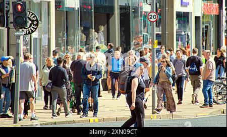 Edimburgo, Scozia, Regno Unito. 30 luglio. 2024. UK Meteo: Il festival di Edimburgo soleggiato ha visto i turisti sul Royal Mile, Princes Street con i suoi giardini e il tumulo mentre la città mostrava i manifesti dei prossimi eventi . Credit Gerard Ferry/Alamy Live News Foto Stock