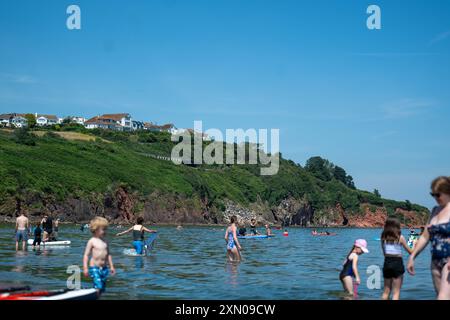 Broadsands, Devon, Regno Unito, 30 luglio 2024, è il giorno più caldo dell'anno nel Regno Unito, e le spiagge sono piene lungo la costa meridionale del Devon., Andrew Lalchan Photography/Alamy Live News Foto Stock