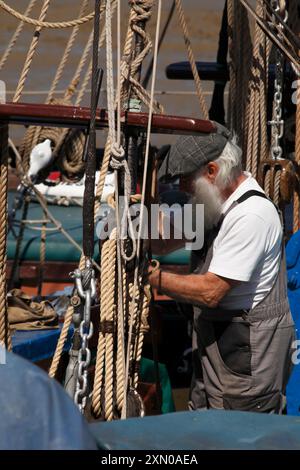 Stiamo lavorando alla costruzione di chiatte a vela sul Tamigi ormeggiate a Maldon, Essex. Manutenzione continua della fune. Foto Stock