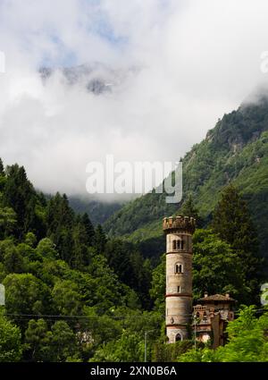 Città vecchia sotto le Alpi Foto Stock