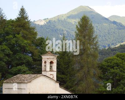 Città vecchia sotto le Alpi Foto Stock