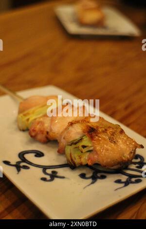 Yakitori : Negima (pollo e cipolla primaverile) a Kyoto, Giappone Foto Stock