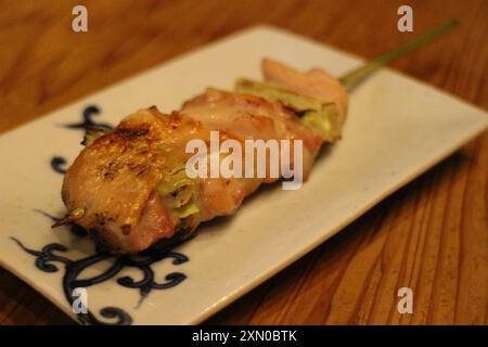 Yakitori : Negima (pollo e cipolla primaverile) a Kyoto, Giappone Foto Stock