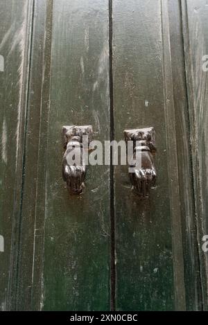 Tunisi, Tunisia. 7 maggio 2024. Dettaglio ravvicinato della porta d'ingresso della casa d'infanzia di Ibn Khaldun, storico musulmano arabo del XIV secolo e filosofo, influente nella storia islamica classica, Tunisi, Tunisia. (Foto di John Wreford/SOPA Images/Sipa USA) credito: SIPA USA/Alamy Live News Foto Stock