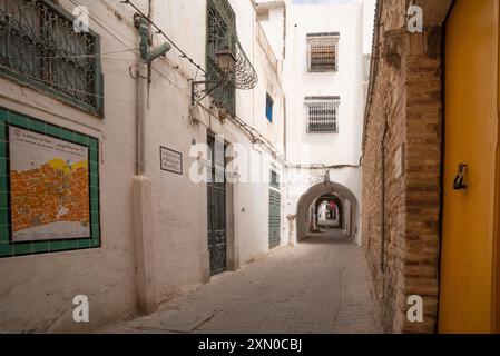 Tunisi, Tunisia. 7 maggio 2024. Vista di un vicolo e casa d'infanzia di Ibn Khaldun, sociologo e filosofo arabo musulmano nato nel quartiere Khalduniyyah a Tunisi nel 1332, in Tunisia. (Foto di John Wreford/SOPA Images/Sipa USA) credito: SIPA USA/Alamy Live News Foto Stock