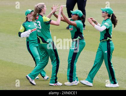 Lauren Bell dei Southern Braves festeggia con Southern Naomi Dattani (seconda destra) durante il Hundred Women's Match a Headingly, Leeds. Data foto: Martedì 30 luglio 2024. Foto Stock