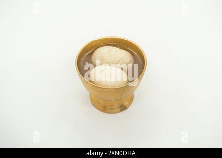 Una ciotola di Rasgulla Indian Sweet Cottage Cheese in sciroppo per Diwali Foto Stock