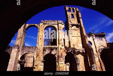 Abbazia benedettina di Notre Dame (XII secolo). costruito su un tempio visigoto del ix secolo). Questo abbaye funge da cattedrale dopo la crociata contro Th Foto Stock