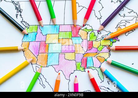 Mappa disegnata degli Stati Uniti. Mappa colorata dell'America per bambini con matite. Foto di alta qualità Foto Stock