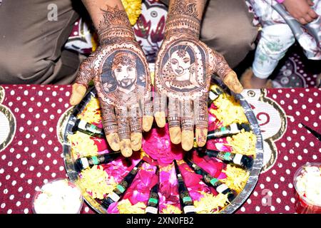 21-01-2022, Dewas, India, mani henné dello sposo, tradizione matrimoniale indù. cerimonia di nozze in India, tradizione matrimoniale indù, certificato di nozze in India Foto Stock