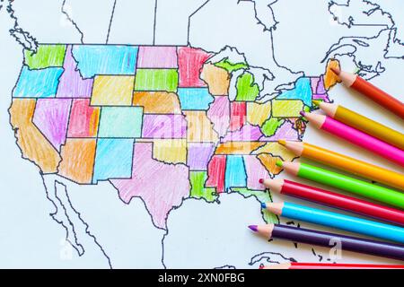 Mappa disegnata degli Stati Uniti. Mappa colorata dell'America per bambini con matite. Foto di alta qualità Foto Stock