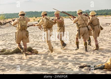 Deserto di Błędów, Slesia, Polonia - 13 luglio 2024: Ricostruzione della battaglia dalla seconda guerra mondiale. Tobruk 1942. Soldati di fanteria britannici Foto Stock