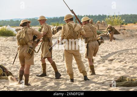 Deserto di Błędów, Slesia, Polonia - 13 luglio 2024: Ricostruzione della battaglia dalla seconda guerra mondiale. Tobruk 1942. Soldati di fanteria britannici Foto Stock