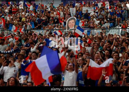 Tifosi, tifosi, pubblico, spettatori, Fencing Women's Épée Team, durante i Giochi Olimpici di Parigi 2024 il 30 luglio 2024 al Grand Palais di Parigi, Francia - foto Gregory Lenormand/DPPI Media/Panoramic Credit: DPPI Media/Alamy Live News Foto Stock