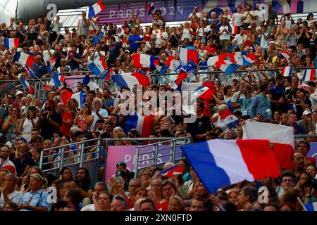 Tifosi, tifosi, pubblico, spettatori, Fencing Women's Épée Team, durante i Giochi Olimpici di Parigi 2024 il 30 luglio 2024 al Grand Palais di Parigi, Francia - foto Gregory Lenormand/DPPI Media/Panoramic Credit: DPPI Media/Alamy Live News Foto Stock