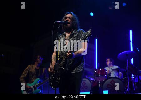 30 luglio 2024, Vallo della Lucania, Italia: Il gruppo rock e pop italiano le vibrazioni si esibisce dal vivo a Vallo della Lucania, Salerno, Italia per il loro ''Summer Tour 2024' (Credit Image: © Mariano Montella/Pacific Press via ZUMA Press Wire) SOLO PER USO EDITORIALE! Non per USO commerciale! Foto Stock