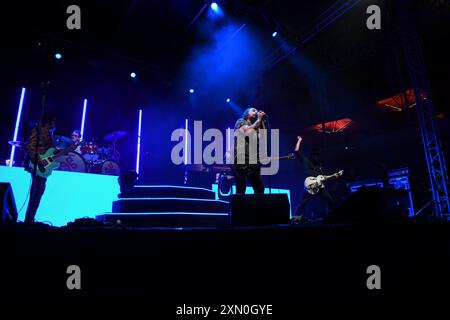 30 luglio 2024, Vallo della Lucania, Italia: Il gruppo rock e pop italiano le vibrazioni si esibisce dal vivo a Vallo della Lucania, Salerno, Italia per il loro ''Summer Tour 2024' (Credit Image: © Mariano Montella/Pacific Press via ZUMA Press Wire) SOLO PER USO EDITORIALE! Non per USO commerciale! Foto Stock
