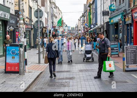 Gente che fa shopping in Oliver Plunkett Street, Cork City, Irlanda Foto Stock