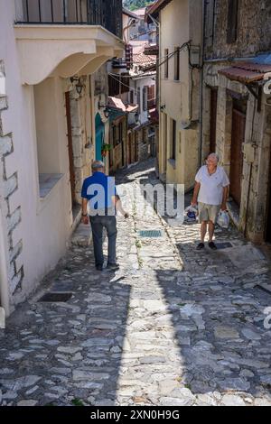 Una conversazione in un vicolo di roccia nel villaggio di Dimitsana ai margini della gola di Lousios, Arcadia, Peloponneso, Grecia. Foto Stock