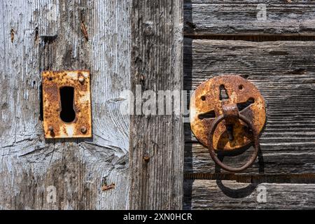 Vecchia porta nel villaggio di Dimitsana ai margini della gola di Lousios, Arcadia, Peloponneso, Grecia. Foto Stock