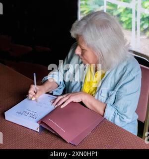 Harvington Hall, Harvington, Regno Unito. 27 luglio 2024. Melita Thomas presenta «1000 Tudor People» e firma copie del suo nuovo libro intitolato anche «1000 Tudor People». Credit Mark Lear / Alamy Live News *** SOLO PER USO EDITORIALE *** Foto Stock