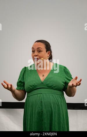 Harvington Hall, Harvington, Regno Unito. 28 luglio 2024. Katrina Marchant presenta «Spinning Virginia» al Harvington History Festival. Credit Mark Lear / Alamy Live News *** SOLO PER USO EDITORIALE *** Foto Stock