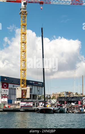 INEOS Britannia gareggia sull'ippodromo Louis Vuitton 37th America's Cup al largo del lungomare di la Barceloneta a Barcellona Catalogna - Spagna Foto Stock