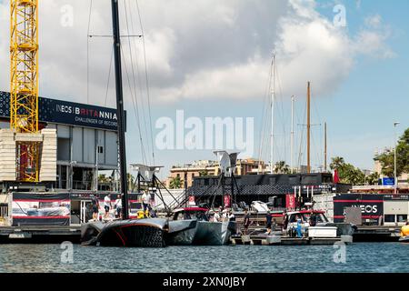 INEOS Britannia gareggia sull'ippodromo Louis Vuitton 37th America's Cup al largo del lungomare di la Barceloneta a Barcellona Catalogna - Spagna Foto Stock