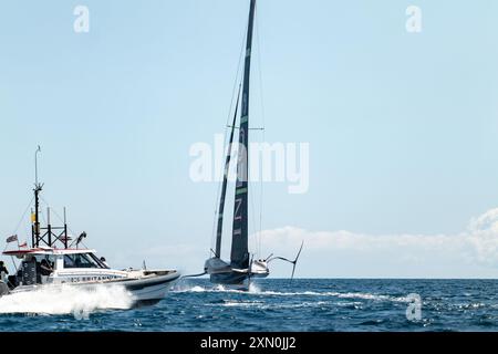 INEOS Britannia gareggia sull'ippodromo Louis Vuitton 37th America's Cup al largo del lungomare di la Barceloneta a Barcellona Catalogna - Spagna Foto Stock