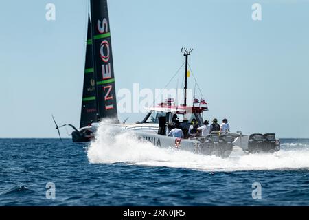 INEOS Britannia gareggia sull'ippodromo Louis Vuitton 37th America's Cup al largo del lungomare di la Barceloneta a Barcellona Catalogna - Spagna Foto Stock