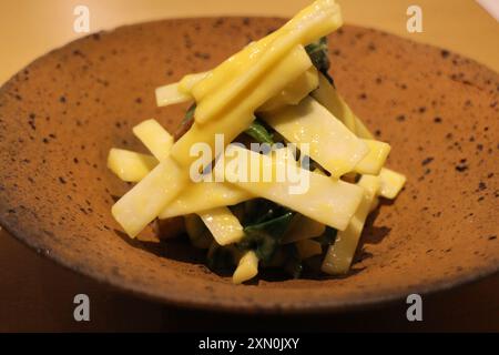 Cucina giapponese: Udo (Aralia cordata) gettato in miso aceto a Kyoto, Giappone Foto Stock