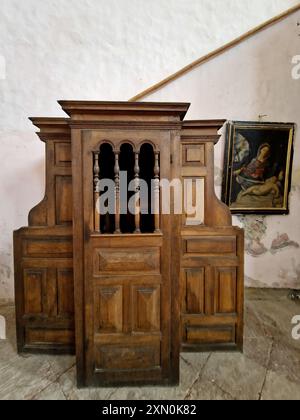 Confessionale, chiesa di Saint Louis (XVII), Mont-Delfino, Hautes-Alpes, Queyras, Francia Foto Stock